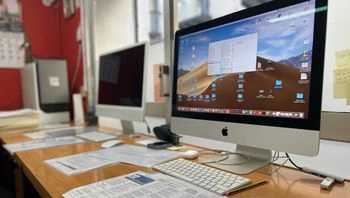 vista pantalla de ordenador ne despacho oficina